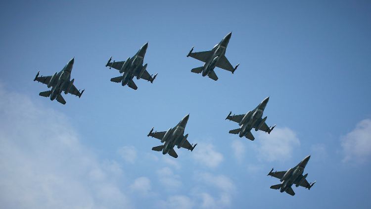 Kampfjets der polnischen Luftwaffe bei einer Parade.