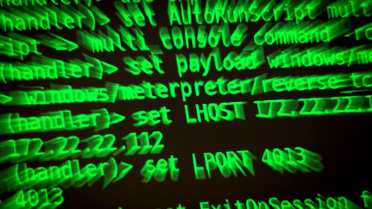 Buchstaben und Zahlen leuchten auf einem Bildschirm, auf dem ein Hacker-Programm geöffnet ist.