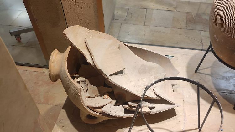 Das Gefäß stammt laut dem Museum aus der mittleren Bronzezeit zwischen 2200 und 1500 vor Christus.
