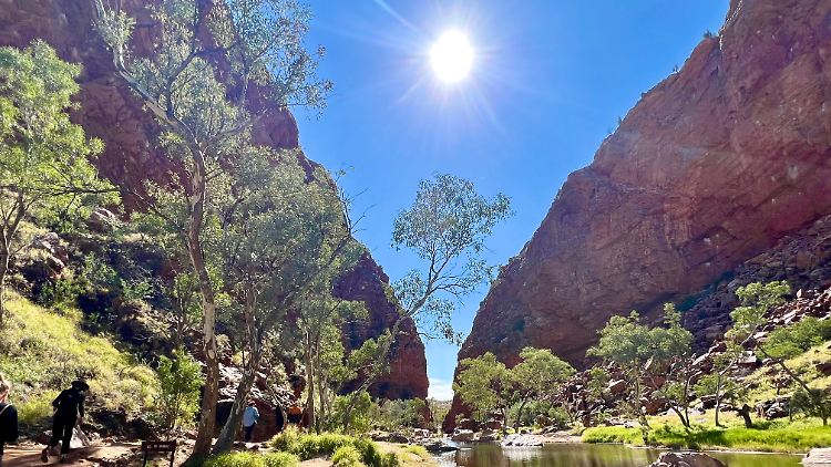 Außergewöhnlich heiß im australischen Winter: Hier brennt die Sonne über "Simpsons Gap" im West-MacDonnell-National-Park.