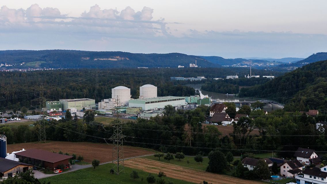 Das Kernkraftwerk Beznau ist der älteste aktive Atommeiler der Welt. Dieser ging 1969 erstmalig ans Netz ging und befindet sich nahe der deutschen Grenze.