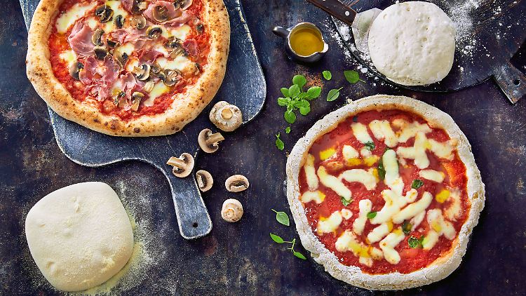 Aus dem 24-Stunden-Teig (l.) wird eine leckere Pizza prosciutto e funghi und aus dem glutenfreien Teig (r.) entsteht eine Pizza Margherita.