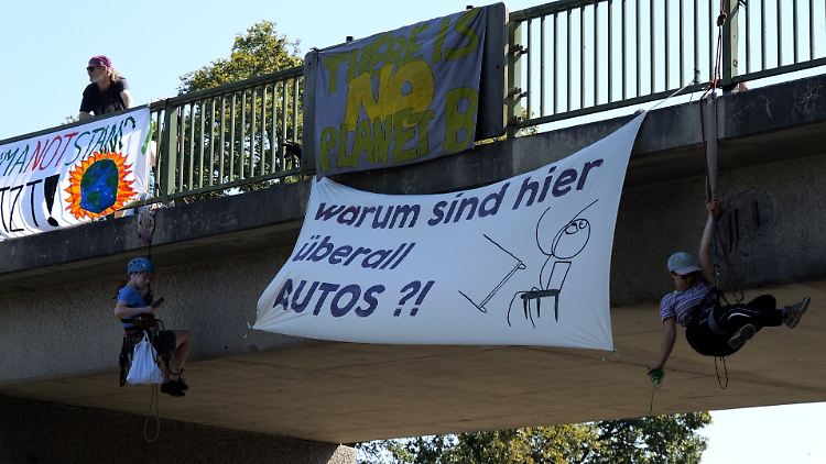 Für die Demonstration sperrte die Polizei die Autobahn zwischen dem Bremer Kreuz und Achim Nord.