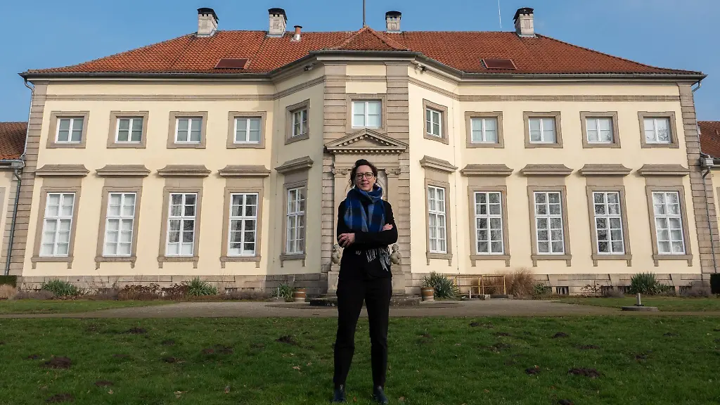 Eva-Jandl-Joerg-steht-vor-dem-Museum-Wilhelm-Busch