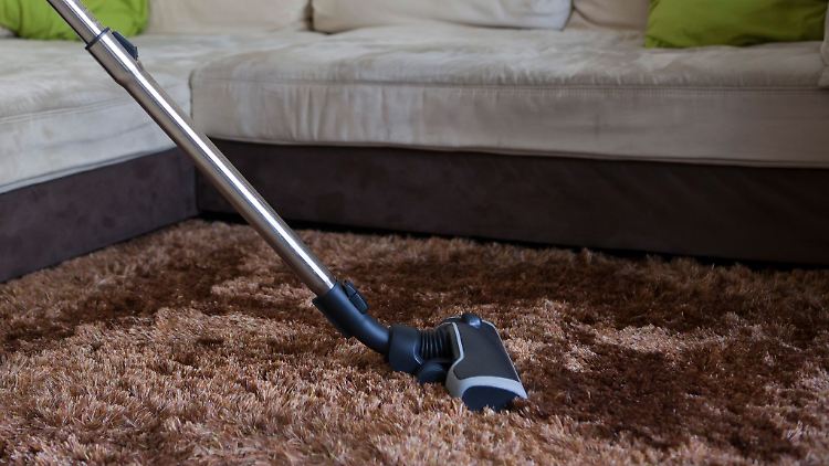 Staubsauger mit Beutel schneiden insgesamt besser ab, insbesondere auf Teppichböden, während Modelle ohne Beutel eher Schwächen zeigen.