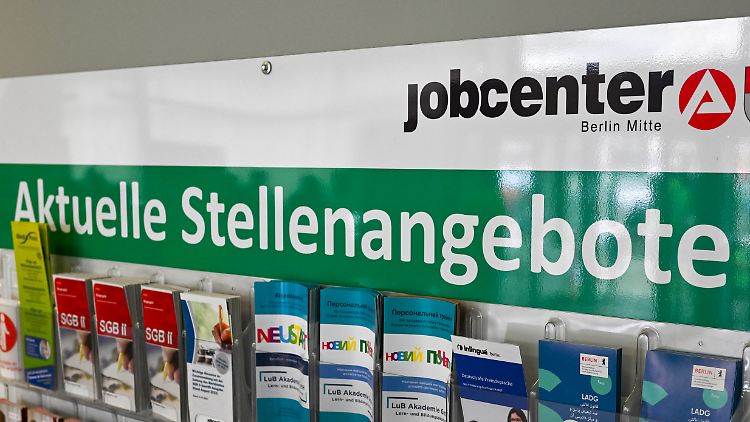 Stellenanzeigen an Schwarzen Brettern sollten nicht vernachlässigt werden, aber Unternehmen sollten sich stärker an das Medienverhalten junger Menschen anpassen, empfehlen die Studienautoren.