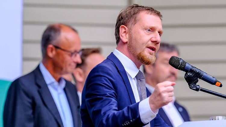 "Nicht 300.000 Flüchtlinge wie vergangenes Jahr, sondern vielleicht 30.000, aber das dann für einige Jahre", fordert Michael Kretschmer.