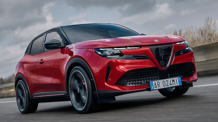 Eigentlich ist der Alfa Romeo Junior kein reinrassiger Alfa, unter seinem Blech stecken PSA-Gene. Doch er sieht gut aus, das ist die Hauptsache. Und mit der Nissan-Kreuzung Arna hatte die Marke schon schlimmere Fehltritte.