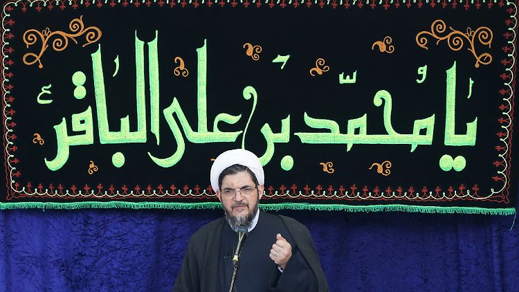 Mohammad Hadi Mofatteh 2021 in der sogenannten Blauen Moschee.