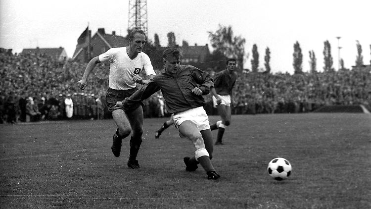 Der Münsteraner Werner Lungwitz (am Ball) im Duell mit dem Hamburger Peter Wulf. Am Samstag treffen sich beide Teams nach langer Zeit in einem Ligaspiel wieder.