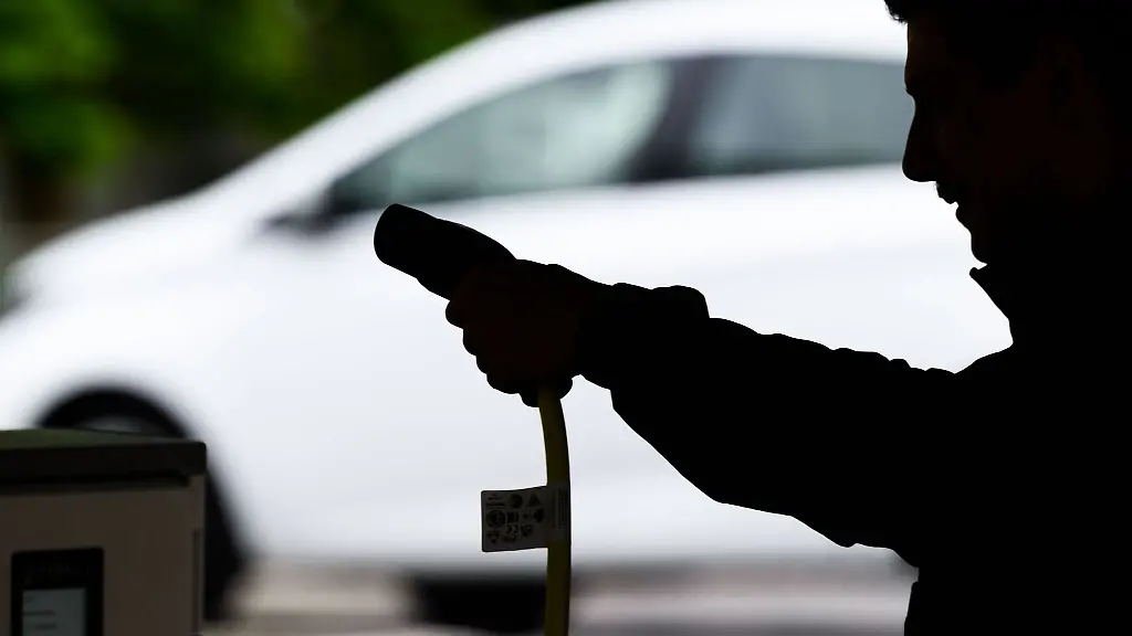 Elektroautos-koennen-immer-groessere-Reichweiten-bewaeltigen-Dennoch-gibt-es-Situationen-in-denen-unterwegs-nachgeladen-werden-muss-und-dabei-variieren-die-Ladezeiten-der-E-Autos-an-Schnellladesaeulen