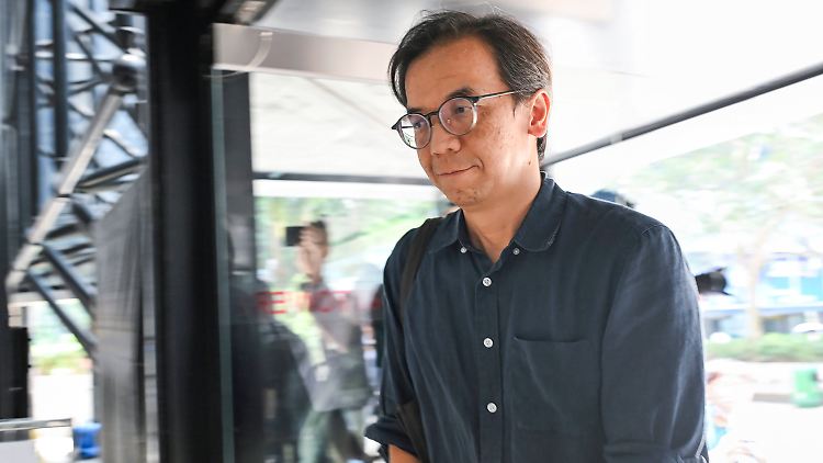 Chung Pui Kuen, der Ex-Chefredakteur der Nachrichtenplattform "Stand News", kommt zur Urteilsverkündung.