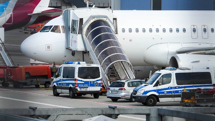 Über die Jahre addiert sich die Zahl auf mehrere Hunderttausend Menschen, für die Deutschland urspünglich gar nicht zuständig war.