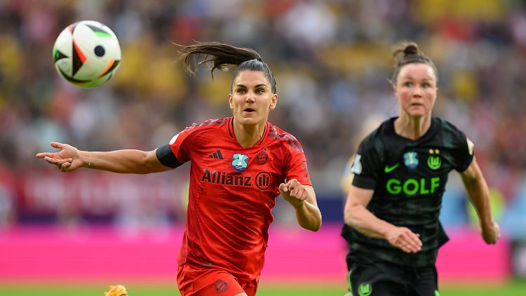 Die Wolfsburgerinnen mit Marina Hegering sind bereit, den FC Bayern mit Jovana Damnjanovic herauszufordern.