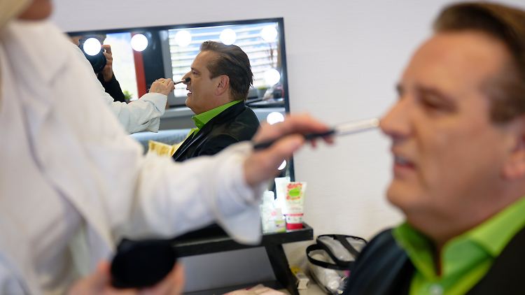 Bevor es wieder "dümmeln" kann, muss erst einmal das Make-up sitzen.