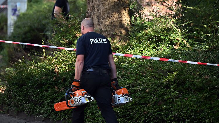 Polizisten suchten in der Innenstadt von Solingen nach Beweisstücken - bei dem gefundenen blutverschmierten Messer handelt es sich sehr wahrscheinlich um die Tatwaffe.