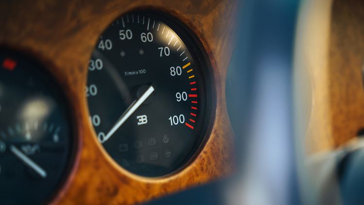 Über 8000 Touren dreht der für damalige Verhältnisse unfassbar fortschrittliche Zwölfzylinder. Kein Wunder, er ist mit einem Bohrungs- und Hubverhältnis von 81 x 57 Millimetern kurzhubig ausgelegt.