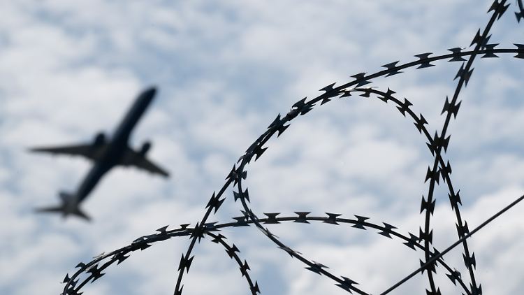 Ausreisepflichtige so lange in Haft nehmen, bis der Abschiebeflug startet: Eine Mehrheit der Befragten ist dafür.