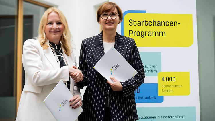 Bundesbildungsministerin Stark-Watzinger (r.) und die Bildungsministerin im Saarland, Streichert-Clivot, nach der Unterzeichnung des Startchancen-Programms.