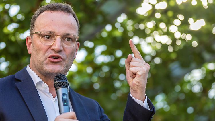 Kein Problem, länger zu arbeiten: Spahn verweist auf seine Erfahrungen als Aushilfskellner. 