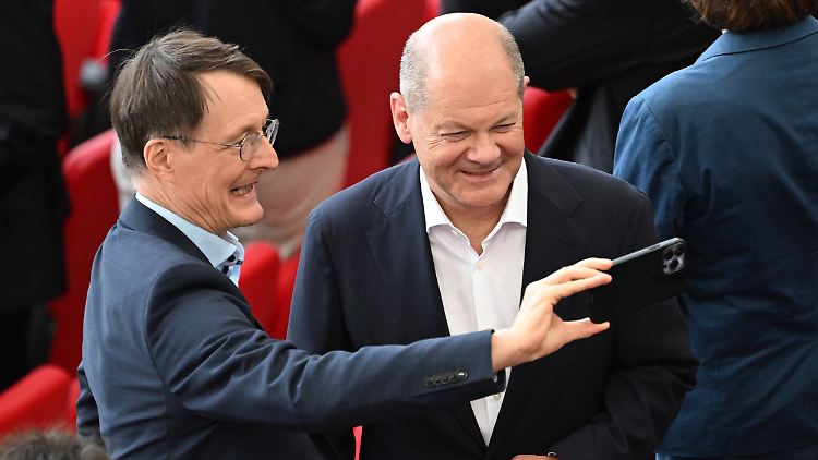 Ein Selfie mit dem Besten: Lauterbach und Scholz beim EM-Viertelfinale Deutschland gegen Spanien. 