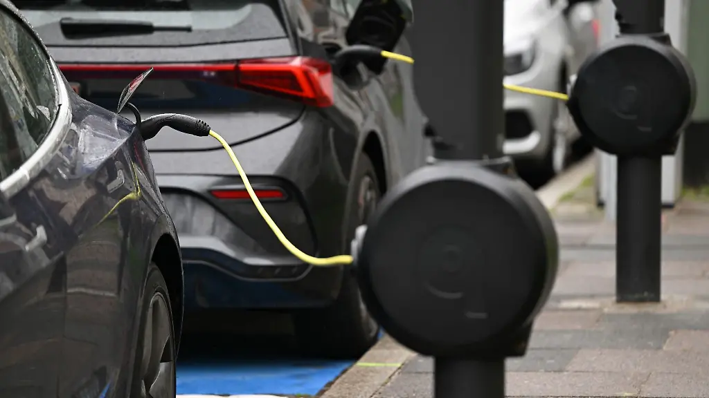 E-Autos-stehen-in-der-Innenstadt-an-E-Ladesaeulen