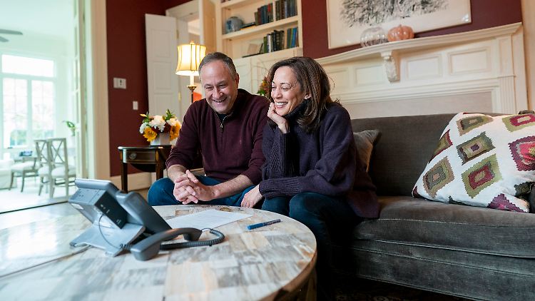 Kamala Harris 2021 mit ihrem Mann - diesmal saß sie mit ihrer Familie bei Pfannkuchen und Speck, als ihr Chef anrief.