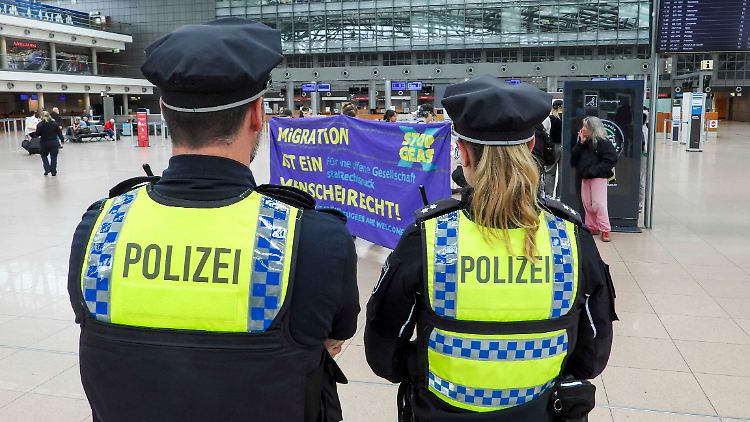 Auch noch am Flughafen können Ausreisepflichtige ihre Abschiebung verhindern - werden sie gewalttätig, müssen die Piloten sie nicht mitnehmen.