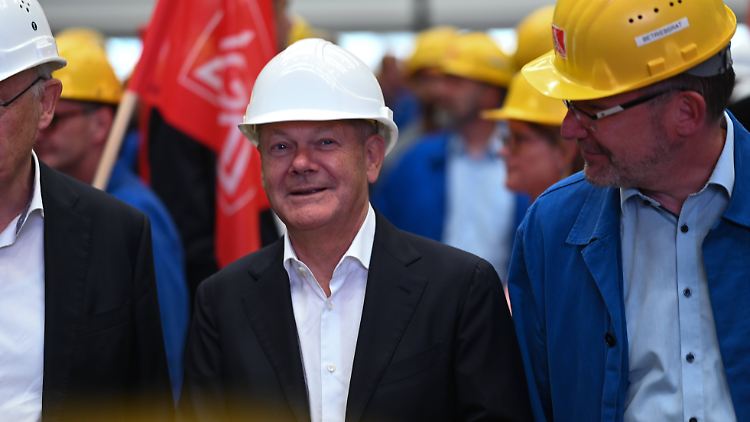 Bundeskanzler Scholz besuchte die kriselnde Meyer Werft. 