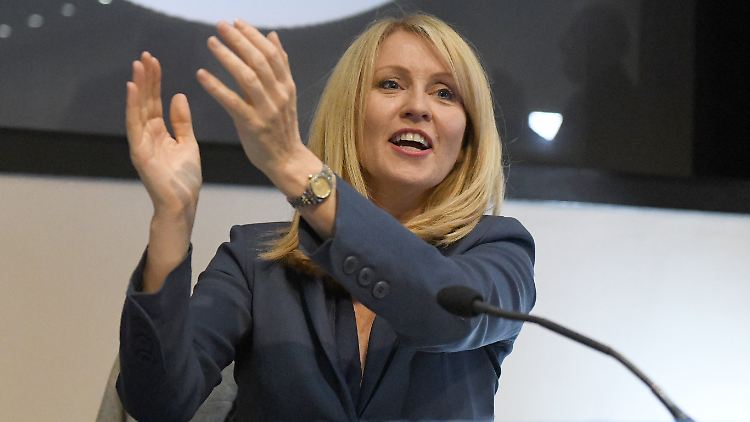 McVey trugt unter Ex-Premierminister Sunak den inoffiziellen Titel "Staatssekretärin für gesunden Menschenverstand". 