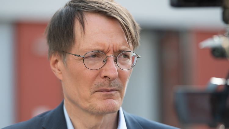 Beitragszahler würden eine bessere Versorgung bekommen, sagt Lauterbach.