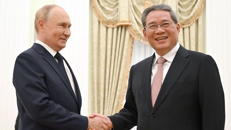 China ist Russlands größter Handelspartner. (Hier zu sehen sind der chinesische Ministerpräsident Li Qiang (r.) und Kremlchef Putin am 21. August in Moskau.)