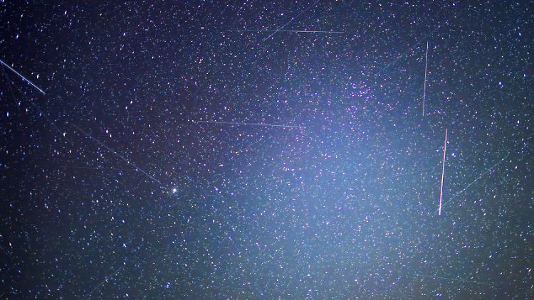 Satelliten und andere Objekte sind als Leuchtspuren zwischen den Sternen am Nachthimmel über dem Landkreis Märkisch-Oderland in Brandenburg zu sehen.