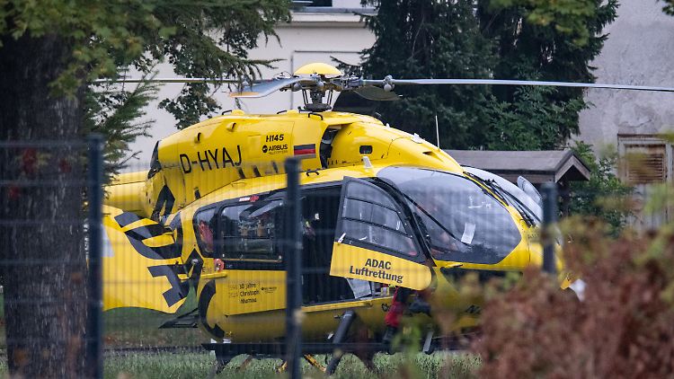 Ein Rettungshubschrauber brachte die beiden Schwerverletzten in ein Krankenhaus. 