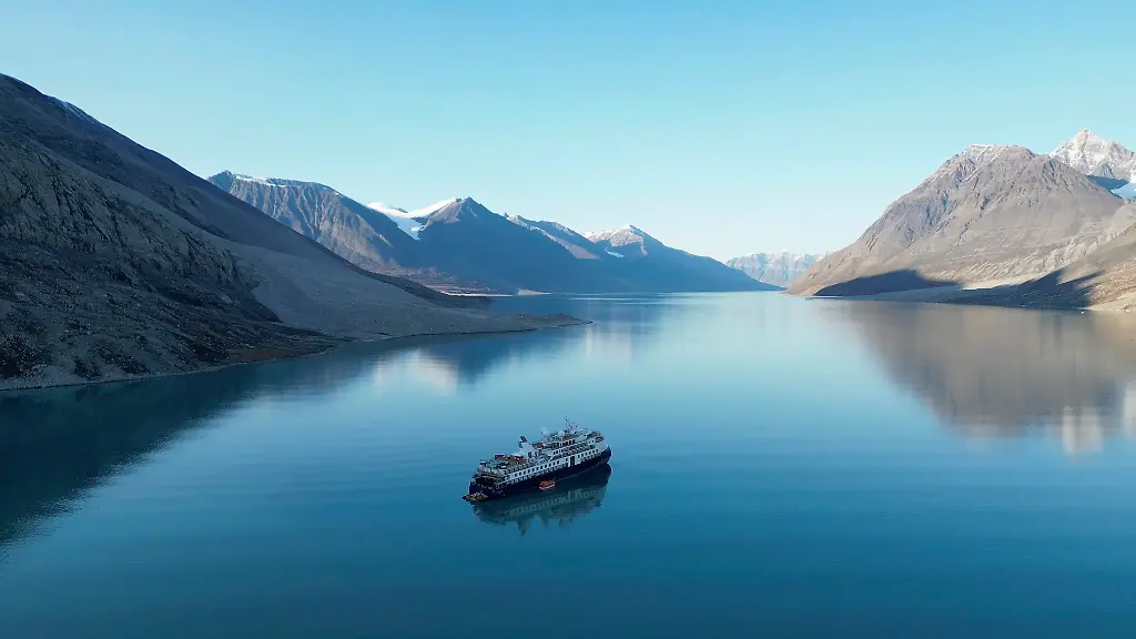 Ocean-Explorer-ein-unter-der-Flagge-der-Bahamas-fahrendes-norwegisches-Kreuzfahrtschiff-steckte-tagelang-in-einem-entlegenem-Fjord-fest