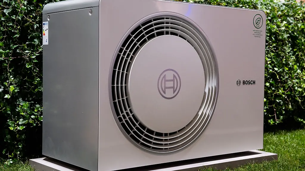 Kaefig-oder-Umzaeunung-Fehlanzeige-Zur-Sicherung-vor-Diebstahl-sollte-eine-Waermepumpe-zumindest-fest-mit-dem-Fundament-verschraubt-sein