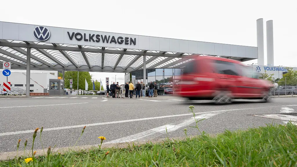 Blick-auf-das-Tor-von-Volkswagen-Sachsen-in-in-Zwickau