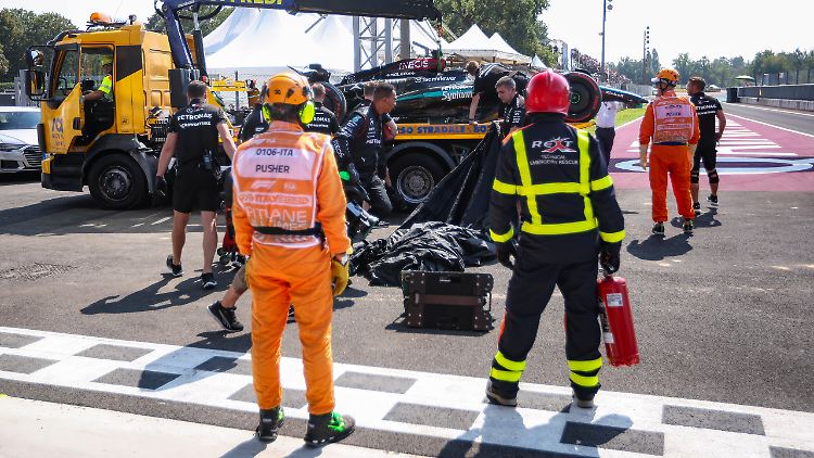 Der Bolide von Antonelli musste abtransportiert werden.