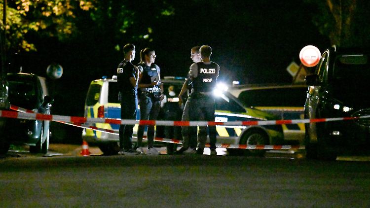 Die Beamten wurden am Mittwoch zu einem Einsatz in Recklinghausen gerufen, da ein 33-Jähriger offenbar in einem Mehrfamilienhaus randalierte.