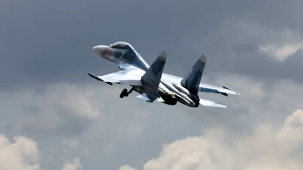 Ein-russischer-Jet-vom-Typ-SU-27-bei-einer-Uebung-in-Kaliningrad