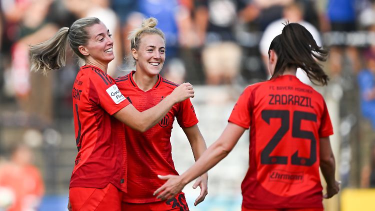Linda Sembrant (l.) feiert mit ihren Mitspielerinnen.