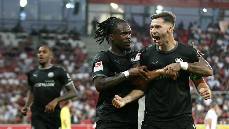 Greuther Fürth überrollt Jahn Regensburg mit 4:0.