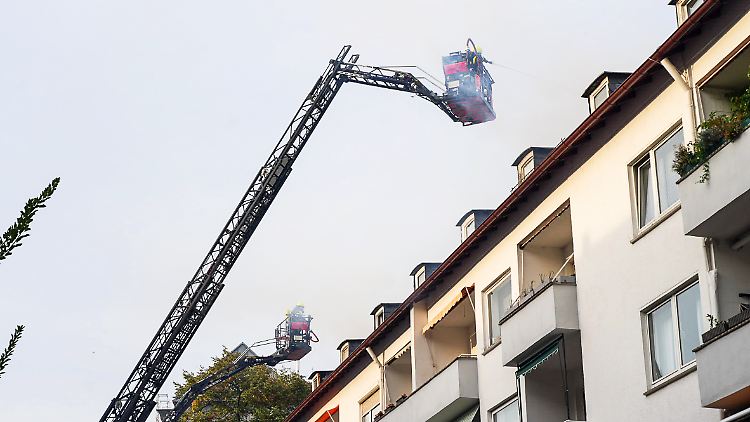 Die meisten Bewohner konnten das brennende Haus unverletzt verlassen oder wurden in Sicherheit gebracht. 