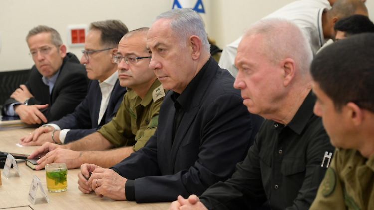 Israels Verteidigungsminister Galant (r.) wirft Netanjahu vor, die Geiseln im Stich zu lassen. 