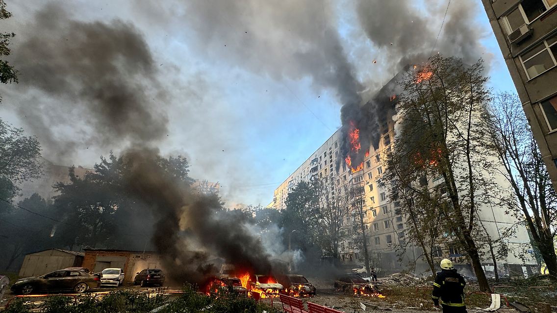 Nach einem russischen Angriff brennt ein zwölfstöckiges Wohngebäude in der ukrainischen Stadt Charkiw. Die Löscharbeiten dauern an.