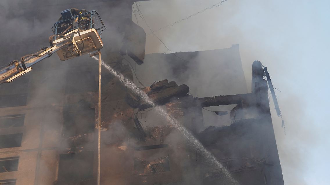 Feuerwehrleute löschen ein Hochhaus in Charkiw. Das Gebäude war nach einem russischen Angriff in Brand geraten.