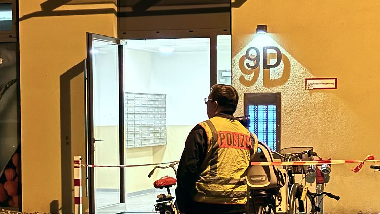 Die Frau wurde mit lebensgefährlichen Verletzungen im Hausflur gefunden.