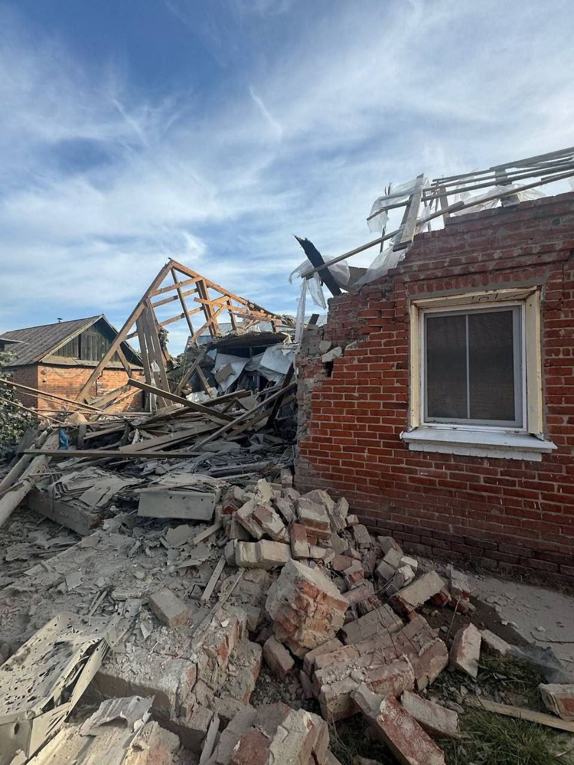 Ein zerstörtes Haus nach einem angeblichen ukrainischen Militärschlag auf die Stadt Schebekino in der Region Belgorod.