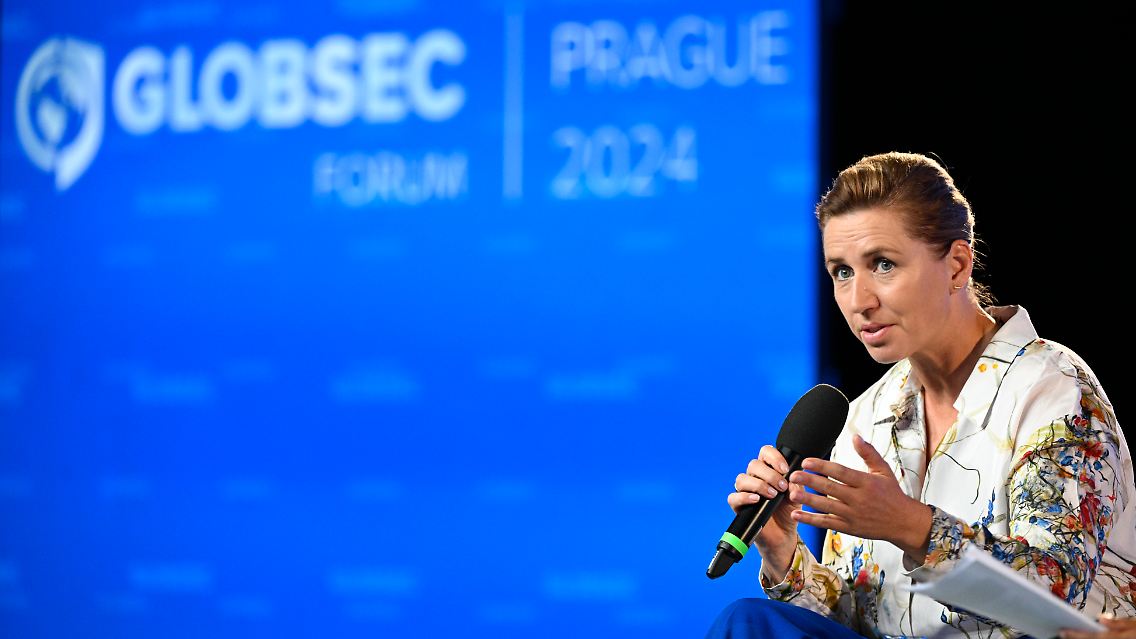 Die dänische Ministerpräsidentin Mette Frederiksen spricht auf der 19. Globsec-Sicherheitskonferenz in Prag.