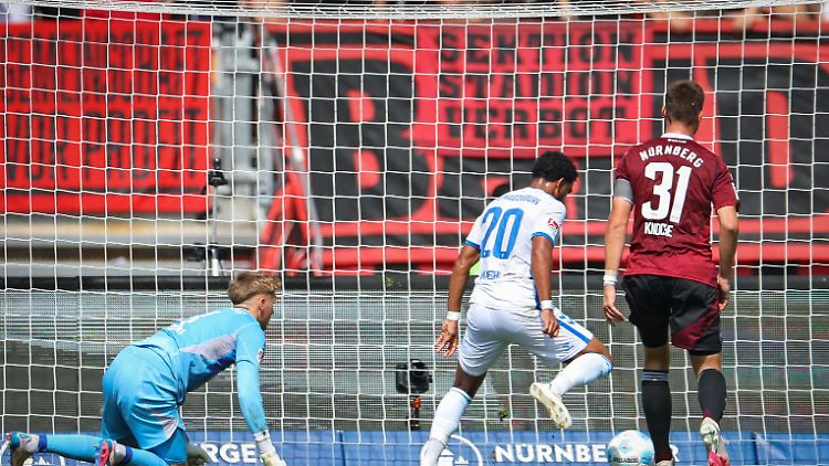 Xavier Amaechi erzielt das 1:0 für Magdeburg.
